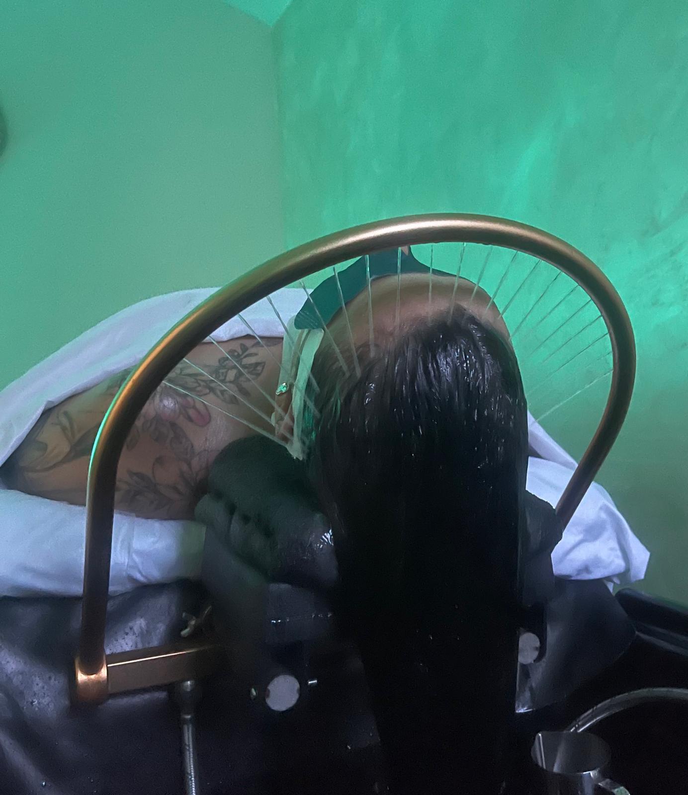 Klientka s tetováním během Japanese Head Spa