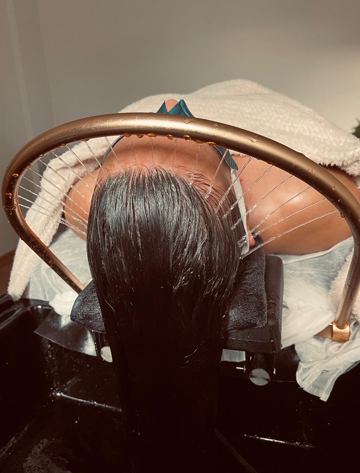Detail Japanese Head Spa rituálu s měděným hoopem