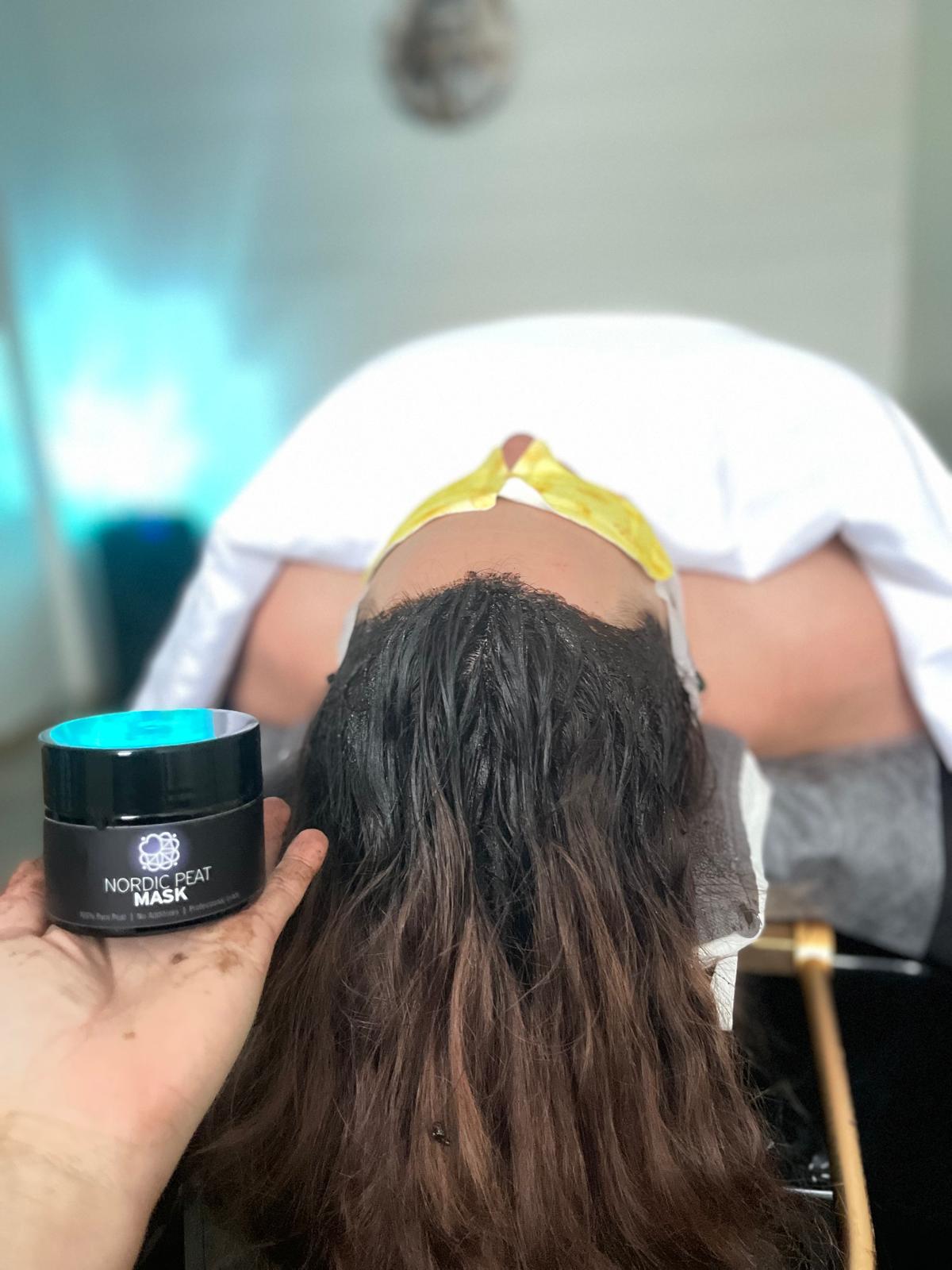 Aplikace Nordic Peat Mask na vlasy