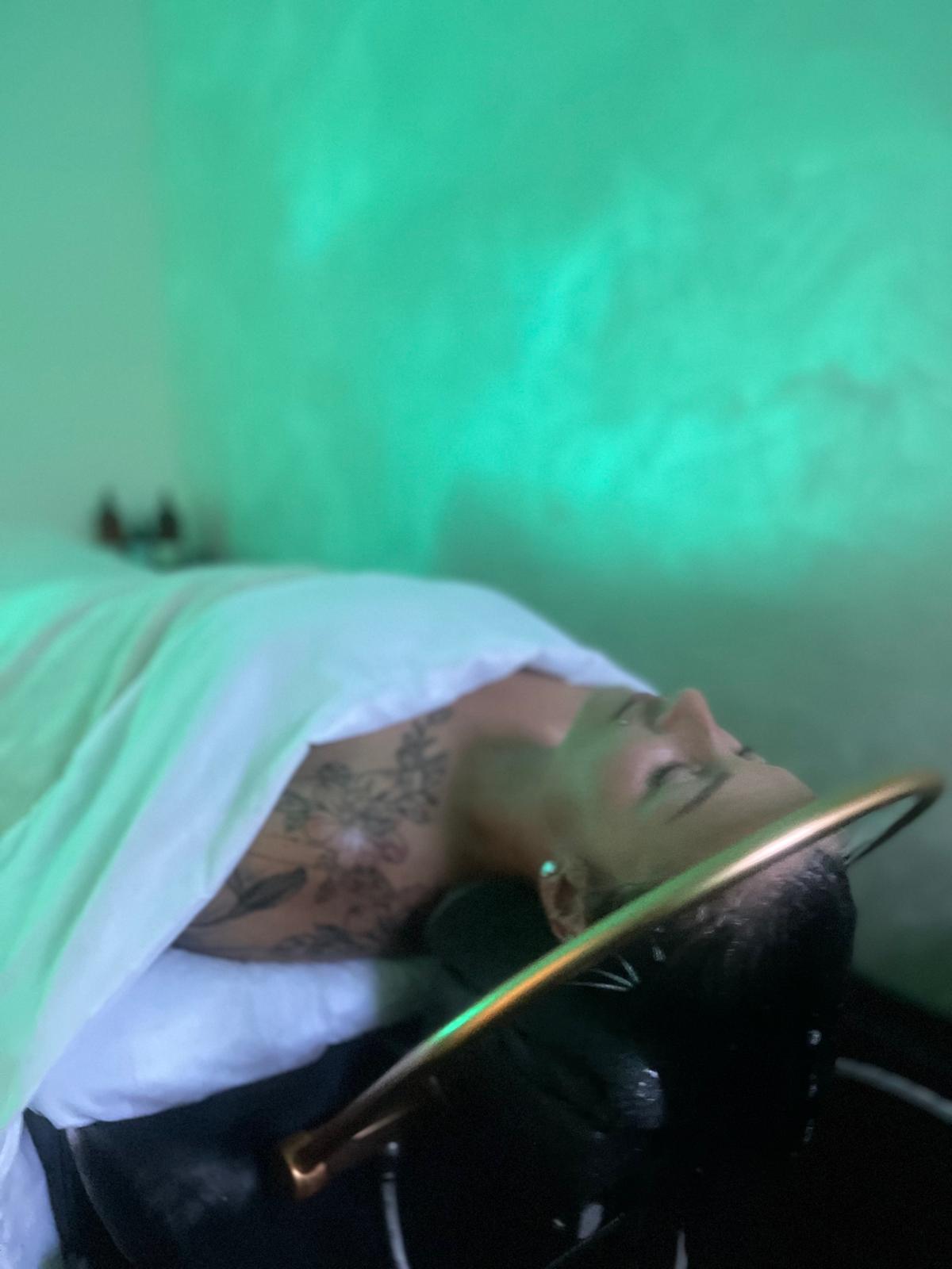 Relaxační moment klientky během rituálu