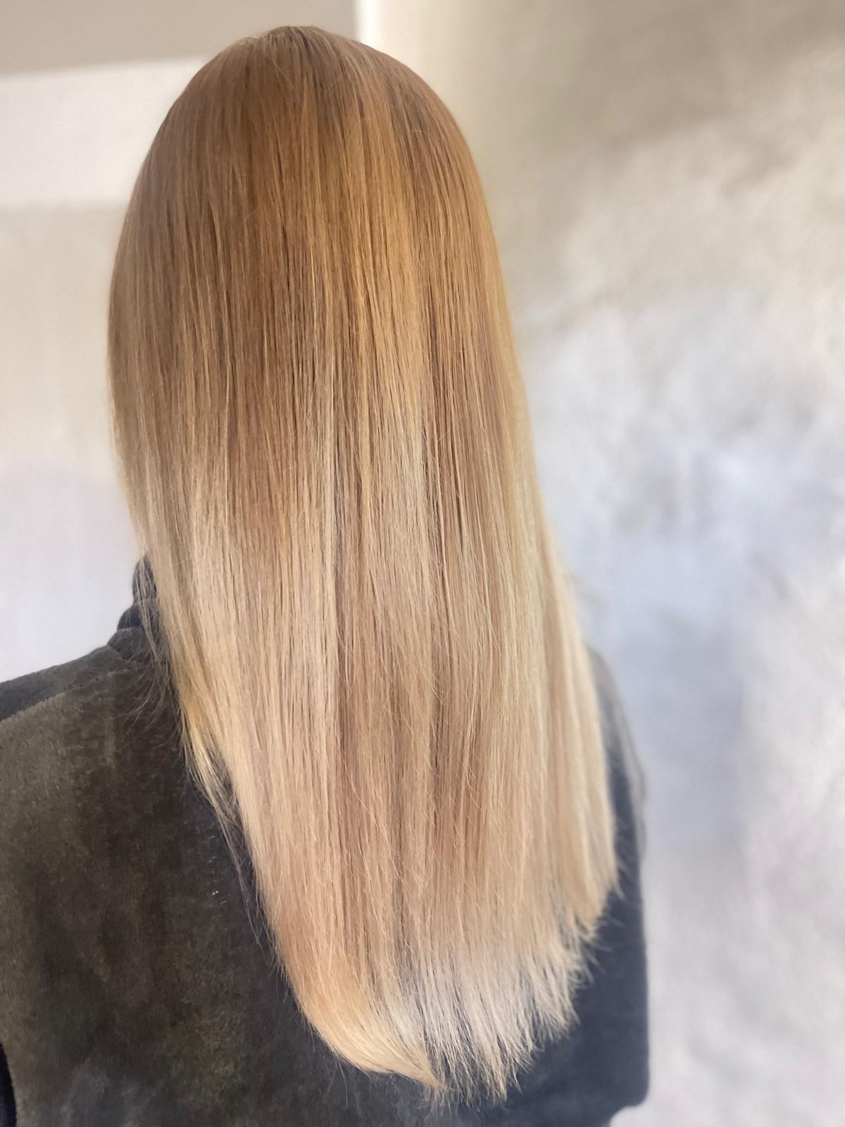 Výsledek péče — zdravé blond rovné vlasy