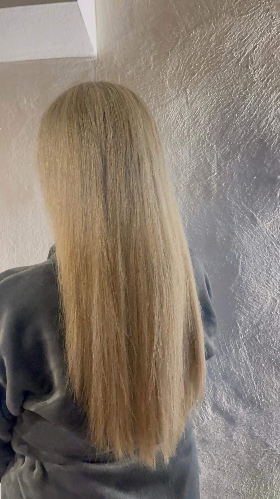 Výsledek péče — dlouhé blond vlasy